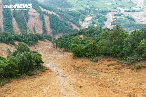 Ngược dòng Nậm Sáng lên khu vực đầu nguồn, dấu tích của trận lũ lịch sử vẫn hiện hữu trên từng sườn núi. Nhiều mảng đất đá khổng lồ bị bóc tách khỏi taluy, để lại những vệt sạt lở kéo dài, cắt ngang màu xanh của núi rừng.