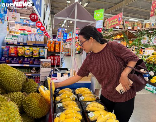Chị Thảo tranh thủ mua nhiều sầu riêng hơn nhờ mức giá rẻ chưa từng có trong nhiều năm trở lại đây.