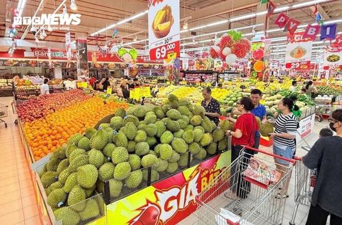 Quầy trái cây tại siêu thị thu hút người tiêu dùng khi hàng loạt mặt hàng như bơ, sầu riêng, xoài đồng loạt giảm giá sâu.