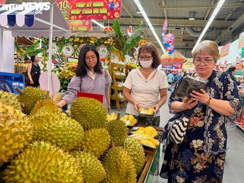 Các chương trình khuyến mại quy mô lớn tại siêu thị góp phần thúc đẩy tiêu thụ nông sản trong mùa thu hoạch rộ.
