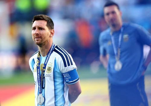 Tây Ban Nha không để Messi tạo cơ hội nguy hiểm. (Ảnh: Reuters)