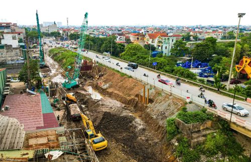 Thi công Dự án đầu tư cải tạo, nâng cấp quốc lộ 6 (đoạn Ba La - Xuân Mai). Ảnh: Quang Thái