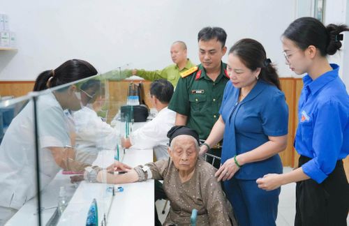 Khám bệnh miễn phí cho người có công tại xã Quốc Oai. Ảnh: Thế Khiêm