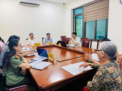Các đồng chí lãnh đạo xã Hoài Đức cùng đại diện các phòng, ban, đơn vị của xã tại một buổi tiếp công dân định kỳ. Ảnh: HL