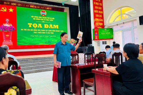 Chuyên gia Nguyễn Lân Hùng, Tổng thư ký Hiệp hội các ngành sinh học Việt Nam tư vấn cho bà con nông dân tại tọa đàm. Ảnh: Ánh Ngọc