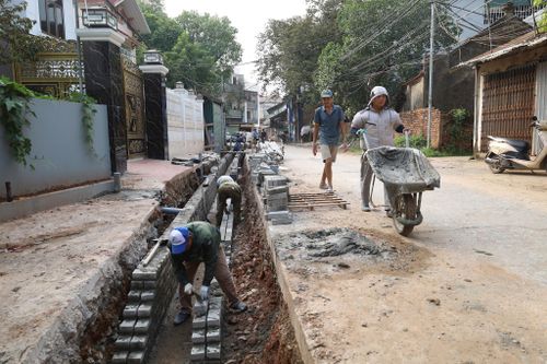 Xã Quảng Bị chỉ đạo các nhà thầu đẩy nhanh tiến độ thi công, bảo đảm an toàn đê hữu Đáy, hạn chế ảnh hưởng việc đi lại của người dân. Ảnh: Kim Nhuệ