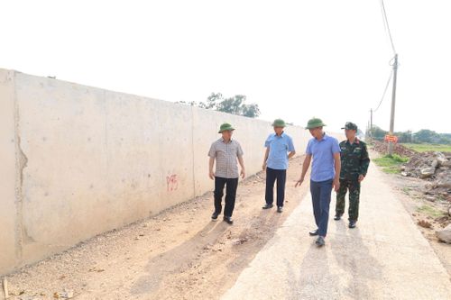 Đoạn đê tả Bùi trước đây thường bị tràn nay đã được kiên cố bằng tường bê tông đạt cao trình chống lũ thiết kế. Ảnh: Kim Nhuệ