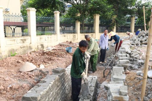 Nhiều vị trí đê hữu Đáy bị hư hỏng, ảnh hưởng nghiêm trọng việc đi lại của người dân đã được xã Quảng Bị chỉ đạo ưu tiên thi công. Ảnh: Kim Nhuệ