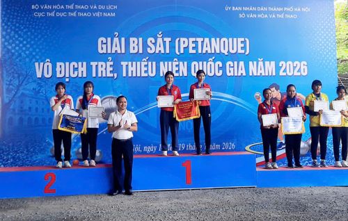 Hai VĐV Hà Nội Nguyễn Tường Vy – Nguyễn Ngọc Ánh trên bục nhận HCV nội dung đôi nữ lứa tuổi 11-16 tại giải. Ảnh: Minh An.
