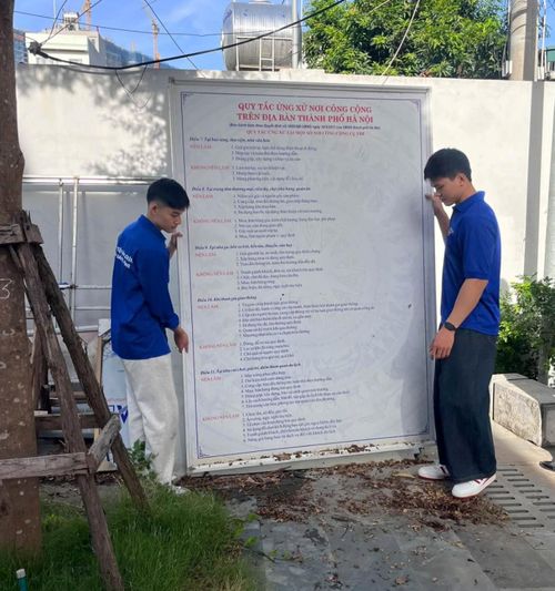 Thu dọn các bảng biển không còn sử dụng. Ảnh: PT
