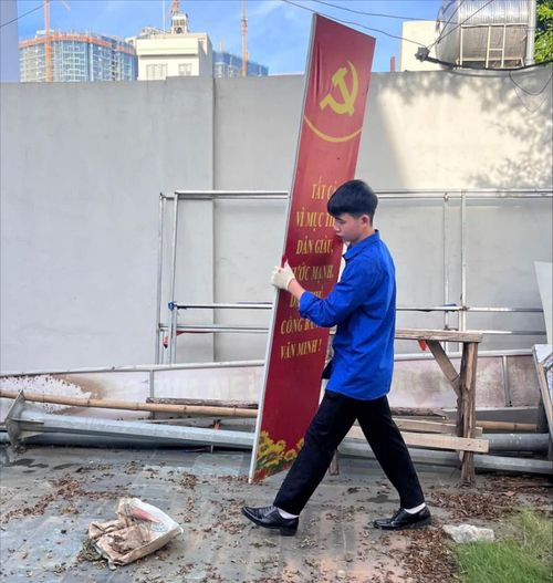 Di chuyển các bảng biển cũ để tạo không gian gọn gàng, sạch đẹp tại Nhà truyền thống cách mạng. Ảnh: PT