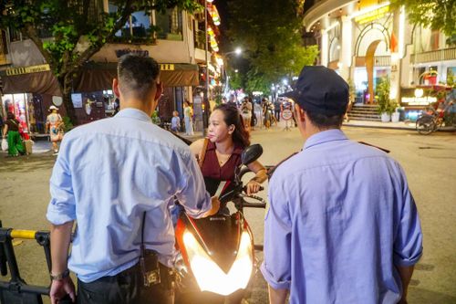 Trên địa bàn, các yếu tố ô nhiễm không khí như chỉ số về bụi mịn (PM2.5), NOx, CO thường xuyên ở mức cao, ảnh hưởng trực tiếp đến sức khỏe người dân, du khách.