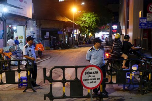 Theo phương án phân công, Công an phường Hoàn Kiếm là lực lượng chủ trì, phối hợp với các đơn vị chức năng thiết lập hệ thống rào chắn, biển báo cấm phương tiện tại khu vực 1. Công tác trực chốt được thực hiện nghiêm túc, duy trì trật tự an toàn giao thông từ 19h - 24h các ngày thứ sáu, thứ bảy và chủ nhật hằng tuần, bảo đảm phương tiện đi vào khu vực hạn chế phải tuân thủ đúng quy định.