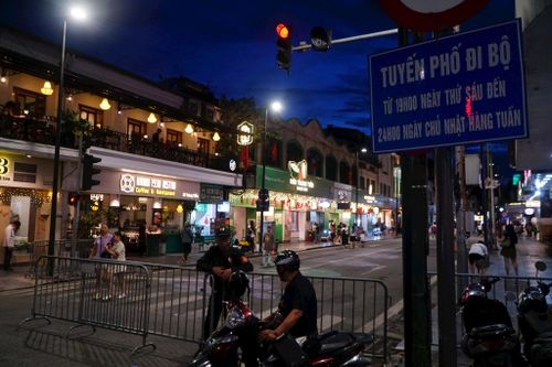 Để đảm bảo trật tự và hạn chế ùn tắc tại cửa ngõ vùng phát thải thấp, Đội CSGT đường bộ số 1 chủ trì phối hợp với Công an phường tổ chức điều tiết phương tiện từ xa. Các chiến sĩ CSGT tăng cường kiểm tra, giám sát hoạt động của các nhóm phương tiện thuộc diện hạn chế như xe mô tô kinh doanh vận tải, xe công nghệ, ô tô khách và xe tải, kịp thời phát hiện và xử lý nghiêm các hành vi đi vào khu vực cấm.
