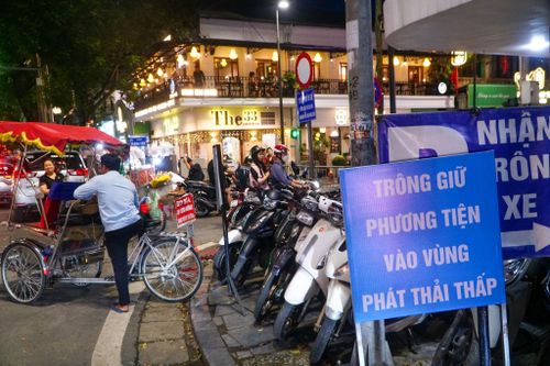Phường Hoàn Kiếm là khu vực có mật độ phương tiện lưu thông lớn, thường xuyên xảy ra ùn tắc cục bộ, đặc biệt vào giờ cao điểm và các ngày cuối tuần. Giao thông là một trong những nguồn phát thải nội tại quan trọng cần được kiểm soát, từng bước giảm thiểu.