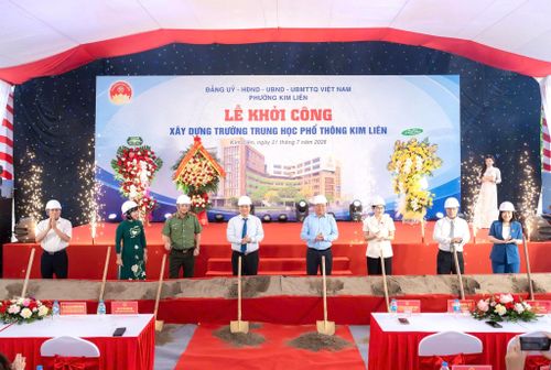 Các đại biểu thực hiện nghi thức khởi công Dự án đầu tư xây dựng Trường THPT Kim Liên. Ảnh: KL