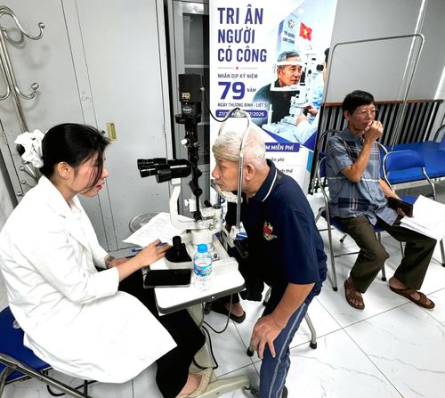 Các thương binh, bệnh binh, thân nhân liệt sĩ và người có công với cách mạng được chăm sóc sức khỏe và tặng quà. Ảnh: MT