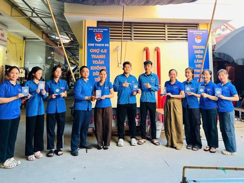 Tuổi trẻ xã Yên Lãng (Hà Nội) đẩy mạnh chuyển đổi số tại chợ dân sinh trên địa bàn. Ảnh Công Hùng