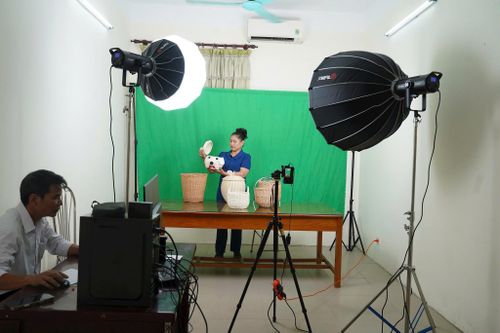 Khu livestream cộng đồng dân xã Phượng Dực được đầu tư trang thiết bị, hỗ trợ người dân tới livestream 24/24h. Ảnh: Hữu Tiệp