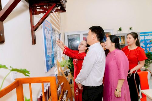 Ra mắt mô hình “Nhà văn hóa số” tại thôn Mạch Tràng, xã Đông Anh. Ảnh: HNM