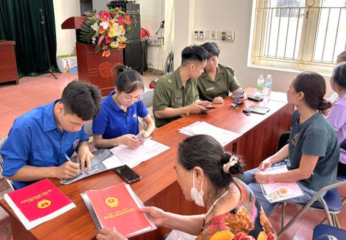 Lực lượng đoàn viên thanh niên hỗ trợ các tổ công tác xã Bát Tràng nhập dữ liệu đất đai tại các thôn. Ảnh: Hồng Quang