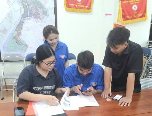 Lực lượng đoàn viên thanh niên hỗ trợ các tổ công tác xã Bát Tràng nhập dữ liệu đất đai tại các thôn. Ảnh: Hồng Quang