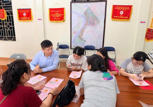 Người dân xã Bát Tràng tích cực phối hợp với địa phương trong công tá rà soát, nhập dữ liệu đất đai. Ảnh: Phương Lộc
