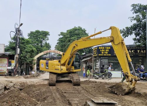 Đơn vị thi công đang hoàn trả mặt bằng hộp cống thoát nước đầu ngõ Đỗ Xuân Hợp. Ảnh: Hoàng Sơn