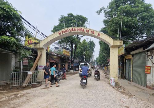 Ngõ Đỗ Xuân Hợp đã được đơn vị thi công thảm lớp đá giúp người dân đi lại thuận tiện hơn. Ảnh: Hoàng Sơn