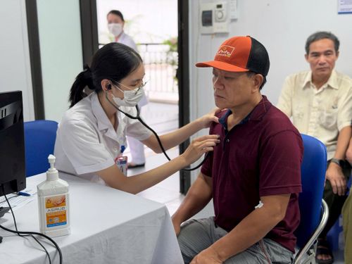 Người có công và thân nhân tham gia khám sức khỏe. Ảnh: PV