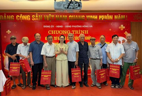 Lãnh đạo phường Hồng Hà tặng quà người có công tại chương trình khám sức khỏe. Ảnh: PV
