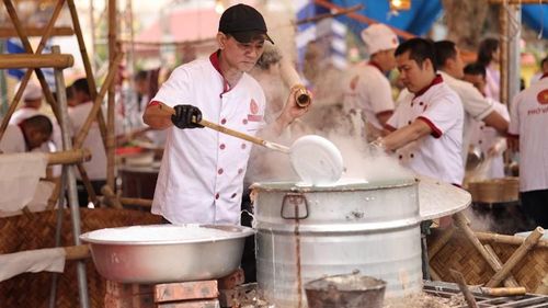 Các nghệ nhân thực hiện quy trình tráng bánh phở tại Festival Phở năm 2026. Ảnh: H.Q