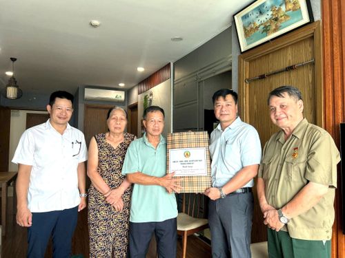 Phó Chủ tịch UBND phường Nguyễn Anh Tuấn tặng quà thương, bệnh binh tại TDP Tây Nam Kim Giang. Ảnh: PV