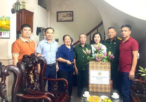 Phường Thanh Liệt thăm, tặng quà gia đình người có công. Ảnh: PV