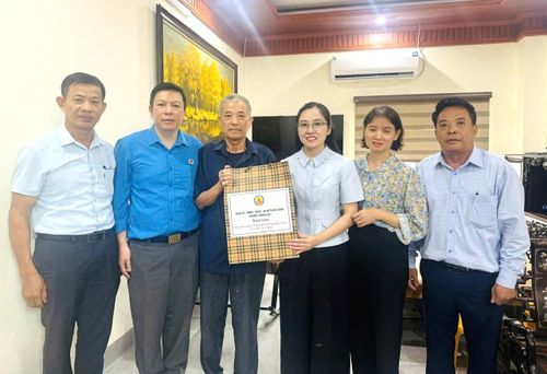 Phường Thanh Liệt tặng quà thương binh, bệnh binh. Ảnh: PV