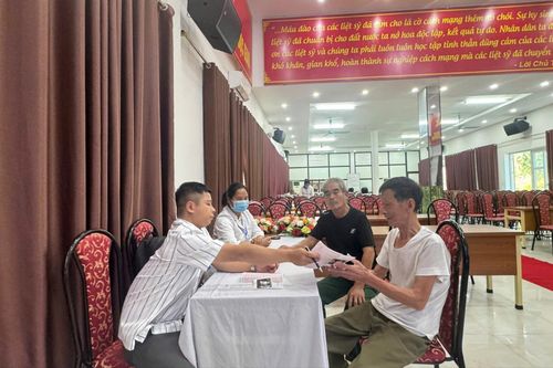 Khám sức khỏe cho người có công khi đến điều dưỡng tại Trung tâm. Ảnh: Mai Hoa