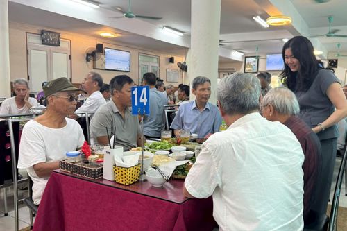 Phó Trưởng phòng Quản lý và Nuôi dưỡng Nguyễn Thị Thu Huyền trao đổi, chuyện trò cùng người có công. Ảnh: Mai Hoa