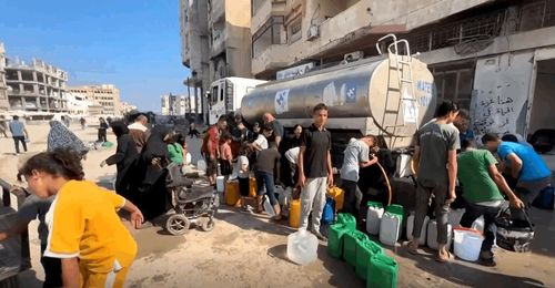 Người dân Gaza lấy nước sinh hoạt trên các xe tải cấp nước. Ảnh chụp màn hình từ video của Reuters.