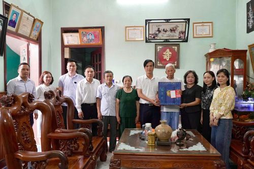 Chủ tịch UBND xã Nguyễn Hữu Dũng và đoàn công tác thăm, tặng quà bệnh binh Lê Huy Cường. Ảnh: TL