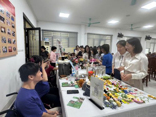 Trải nghiệm Hội chợ thanh toán không dùng tiền mặt từ các sản phẩm thủ công của người khuyết tật. Ảnh: T.H