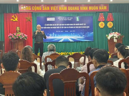 Ông Nguyễn Tuấn Linh, Trưởng ban vận động thành lập Hội Người Điếc Việt Nam trình bày khó khăn của cộng đồng người điếc khi sử dụng dịch vụ ngân hàng. Ảnh: T.H