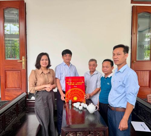 Chủ tịch UBND xã Đan Phượng Nguyễn Viết Đạt tặng quà gia đình chính sách. Ảnh: Nga Nguyễn