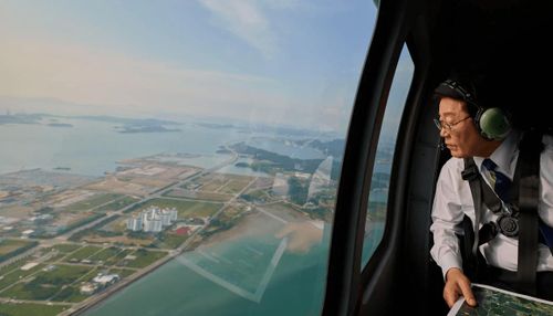 Tổng thống Hàn Quốc Lee Jae-myung thị sát địa điểm dự kiến xây dựng khu công nghiệp tại vùng Honam. Ảnh: Văn phòng Tổng thống Hàn Quốc