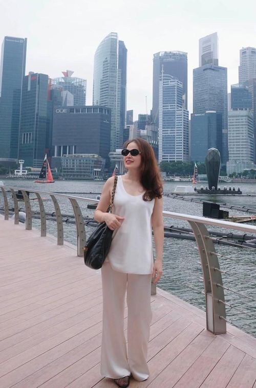 Được biết, ngay từ khi Á hậu Tú Anh đăng quang cuộc thi Hoa hậu Việt Nam 2012, mẹ cô là người thường xuyên xuất hiện cùng con gái trong nhiều sự kiện và nhận được nhiều lời khen bởi vẻ ngoài trẻ trung, sang trọng. Hai mẹ con sở hữu nhiều nét giống nhau, đặc biệt là gương mặt thanh tú và nụ cười hiền hậu. Mỗi lần chia sẻ hình ảnh gia đình trên mạng xã hội, chị Khuê Tú đều nhận được sự quan tâm từ khán giả.