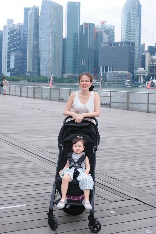 Sau cuộc thi, dù Á hậu Tú Anh bước chân vào làng giải trí, gia đình vẫn luôn nhắc nhở cô giữ gìn hình ảnh, sống đúng mực và tránh xa những ồn ào không đáng có. Chính sự định hướng ấy đã giúp nàng á hậu xây dựng hình ảnh sạch, kín tiếng và gần như không vướng scandal trong hơn một thập kỷ hoạt động. Đến khi Á hậu Tú Anh kết hôn và sinh con, bố mẹ tiếp tục trở thành điểm tựa tinh thần. Chị Khuê Tú thường xuyên hỗ trợ con gái chăm sóc cháu ngoại, cùng gia đình tận hưởng những chuyến du lịch, nghỉ dưỡng và các dịp đoàn viên.