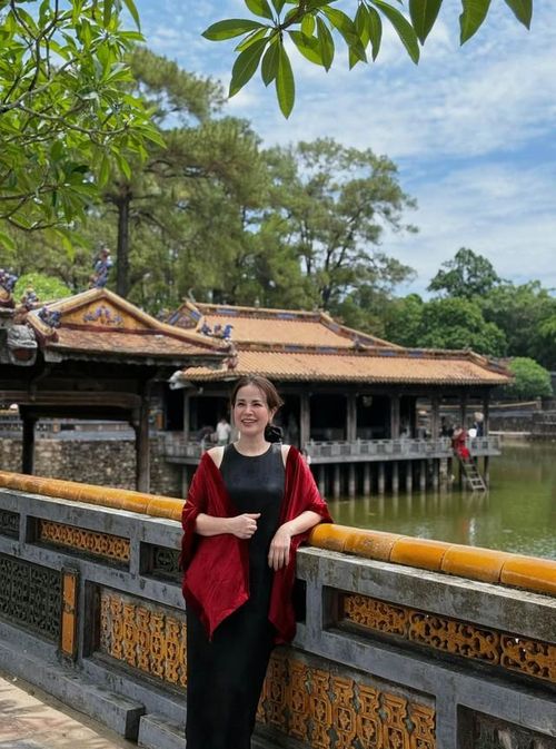 Những năm gần đây, bà Khuê Tú được cộng đồng mạng yêu mến nhờ phong cách thanh lịch và diện mạo trẻ hơn tuổi. Mỗi lần xuất hiện bên con gái, nhiều người nhận xét hai mẹ con giống như hai chị em.