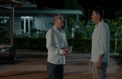 Tuấn tìm đến gặp mục sư Trung để tìm hiểu về A Briu. Ảnh VTV