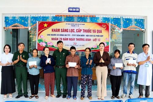 Ban tổ chức trao tặng 20 suất quà tới các thương binh, bệnh binh, gia đình chính sách có hoàn cảnh khó khăn.