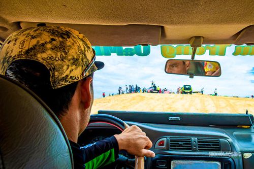 Góc nhìn từ cabin xe trong hành trình tiến lên đỉnh đồi cát. Ảnh: LN