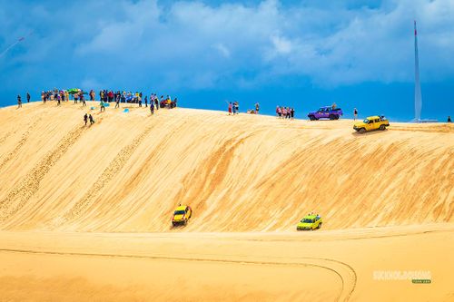 Những đoàn xe nhiều màu sắc tập trung trên đỉnh đồi cát. Ảnh: LN
